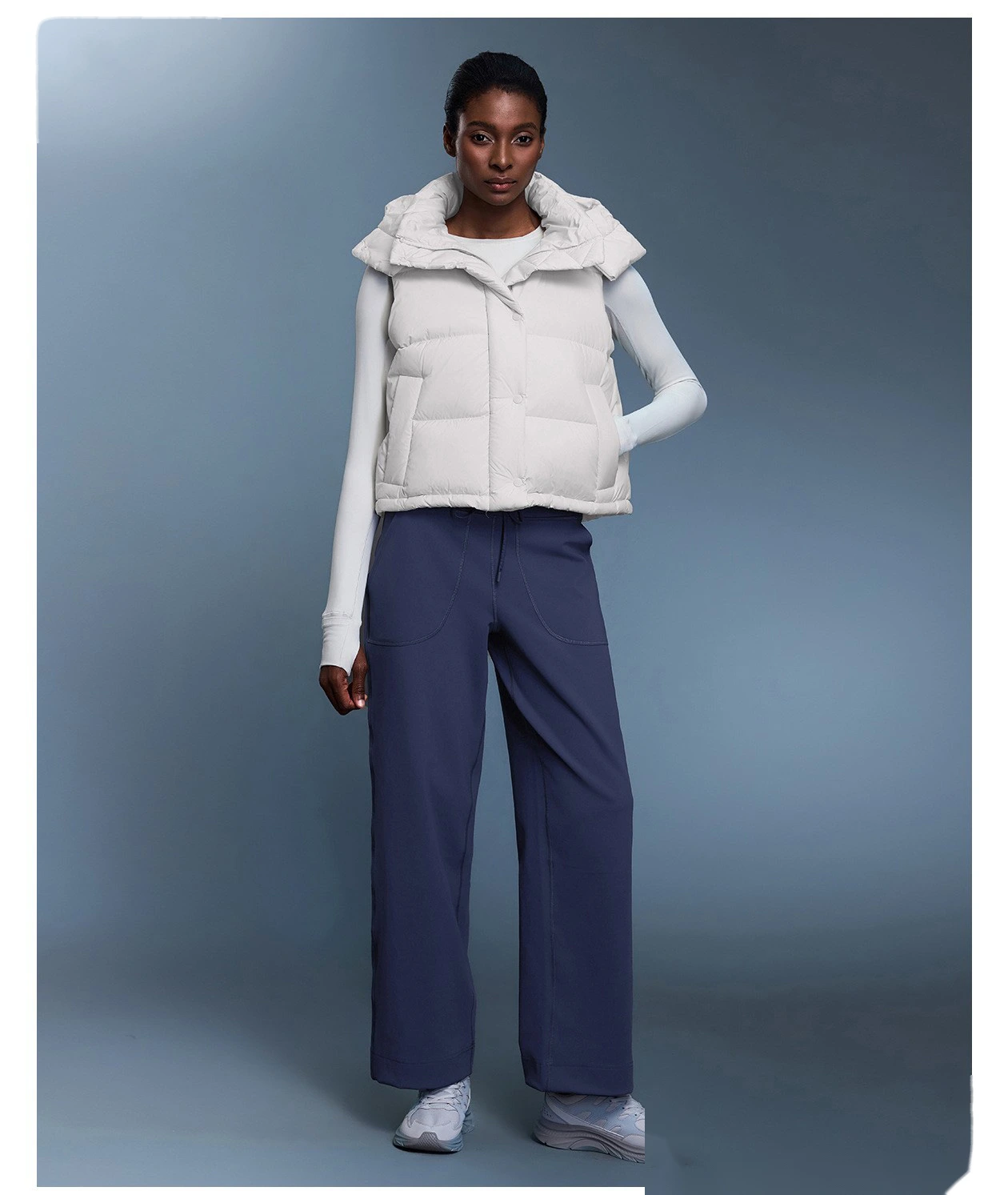 Custom windproof and warm hooded down vest jacket for women in winter. detail