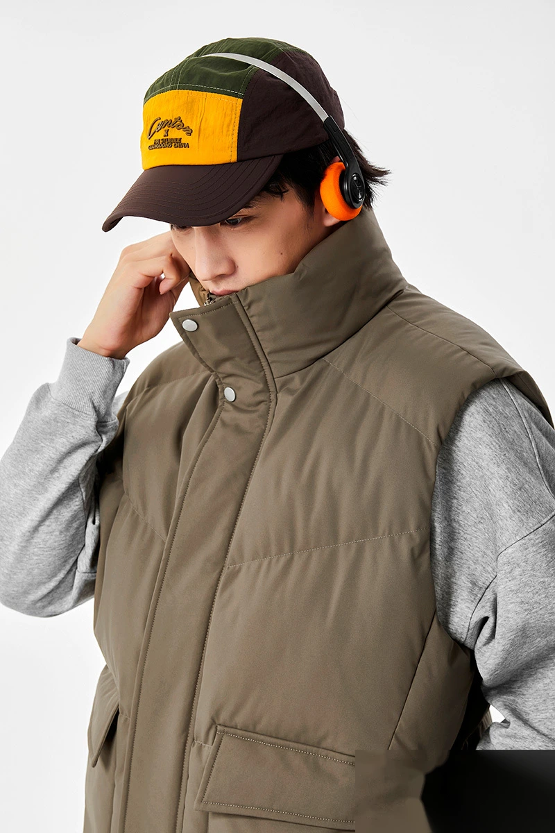 Customized fashion windproof and warm multi-pocket tooling style cotton vest jacket for men and women. detail