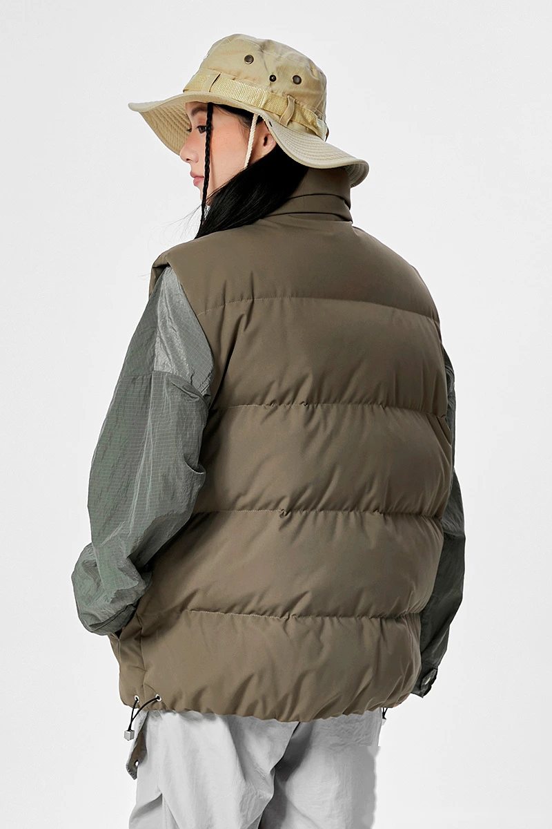 Customized fashion windproof and warm multi-pocket tooling style cotton vest jacket for men and women. detail