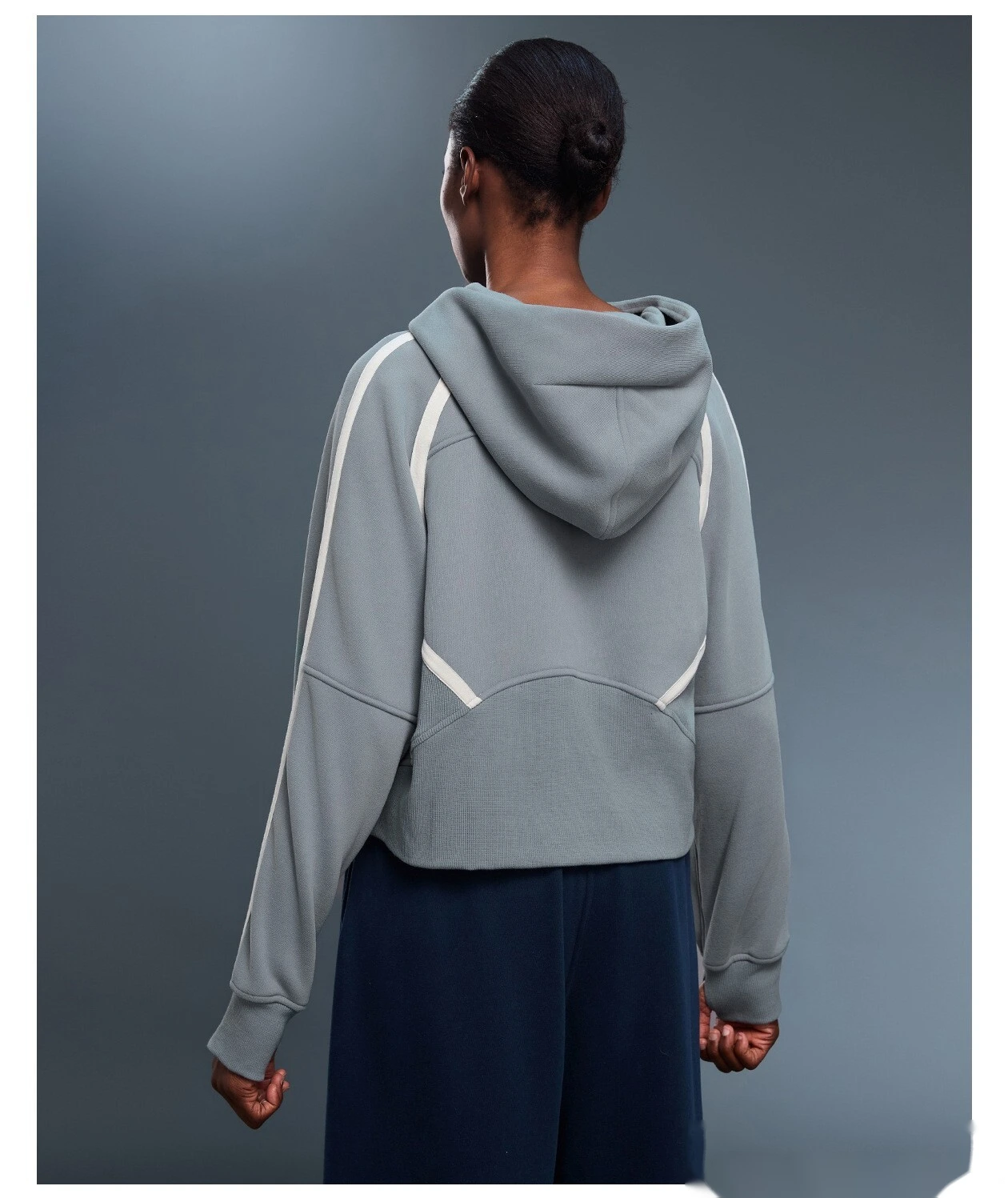 Customized high-necked semi-zipper hooded women's velvet loose contrast sports coat sweater detail