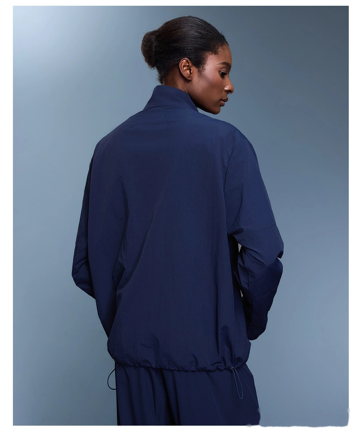 Custom-made waterproof outdoor fitness coat for women with windproof stand-up collar in autumn. detail