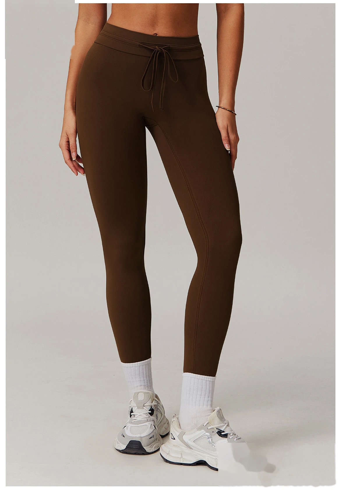 abdomen-lifting and hip-lifting fitness pants, and running pants with beautiful buttocks outside. detail