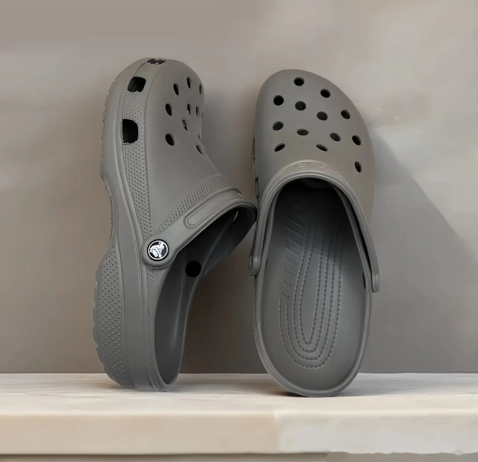 Customized fishing hole shoes Baotou sandals outdoor non-slip wear-resistant sports wading slippers detail